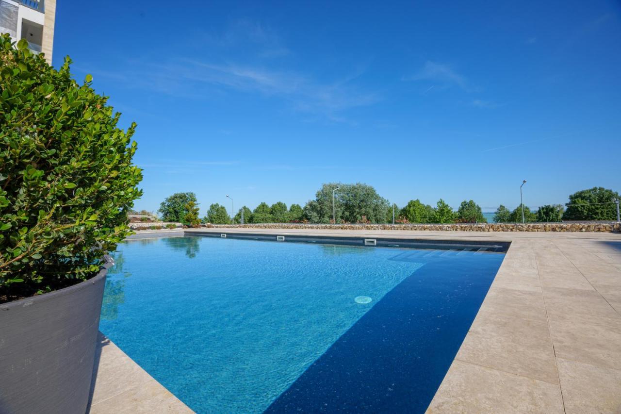 Club Panorama Residence Alsoors Bagian luar foto